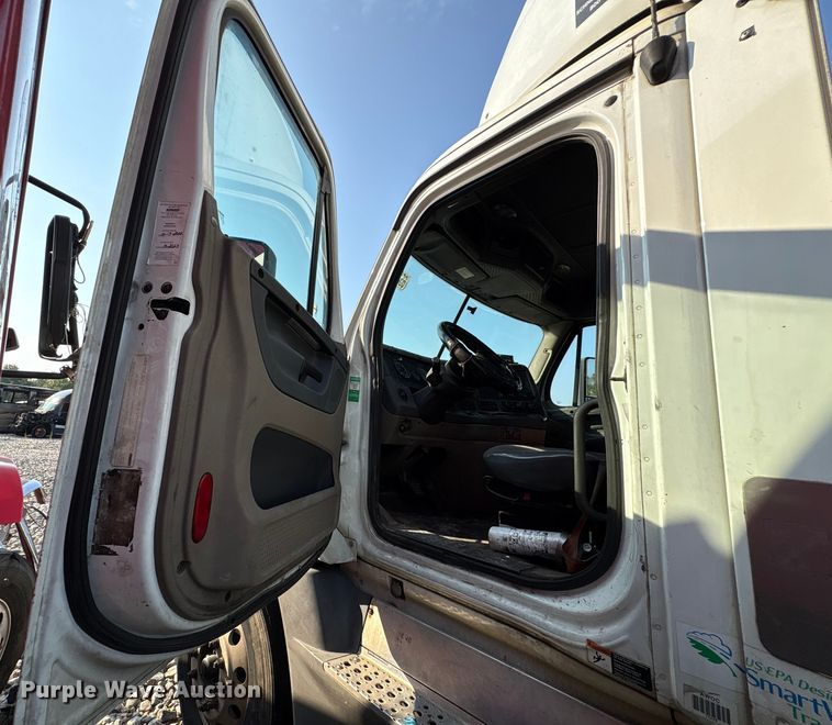 image for item YA0988 2016 Freighliner Cascadia 125 semi truck