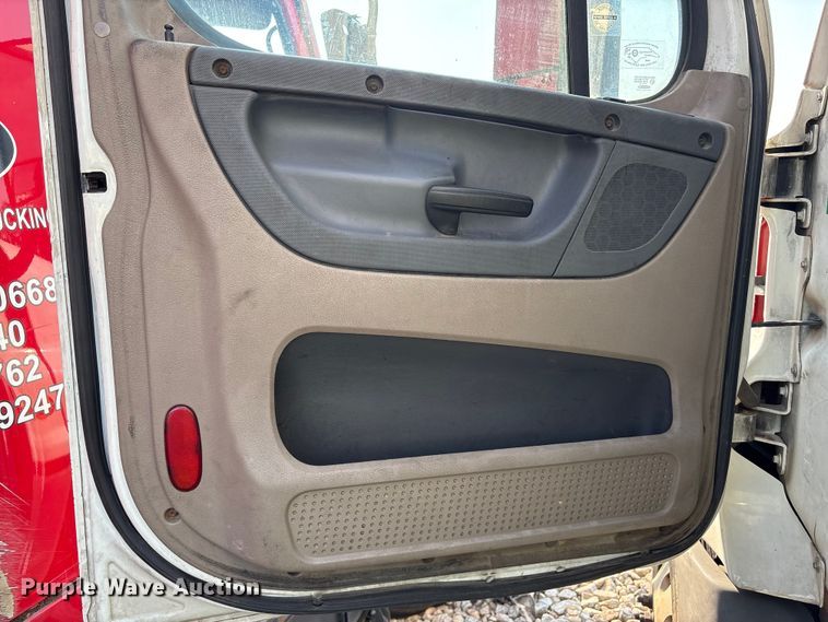 image for item YA0988 2016 Freighliner Cascadia 125 semi truck