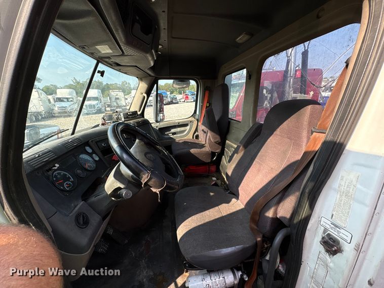 image for item YA0988 2016 Freighliner Cascadia 125 semi truck