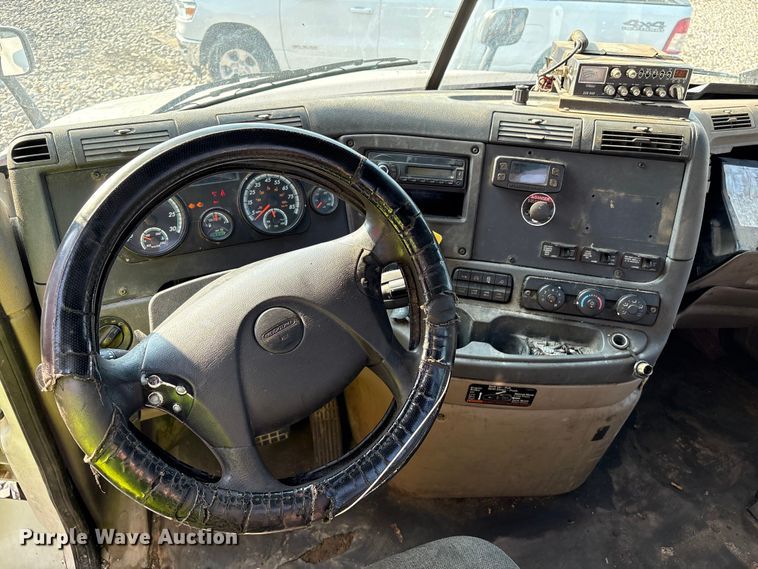 image for item YA0988 2016 Freighliner Cascadia 125 semi truck