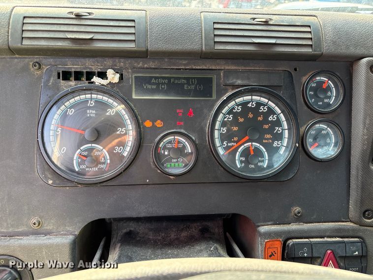 image for item YA0988 2016 Freighliner Cascadia 125 semi truck