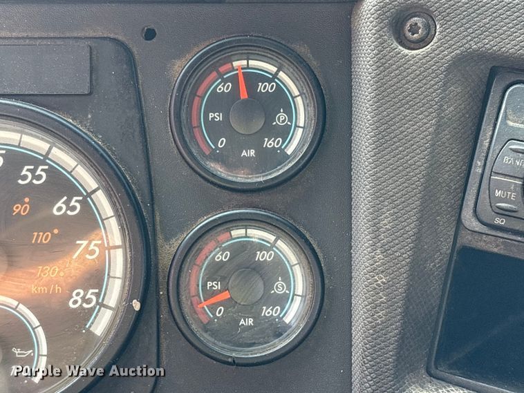 image for item YA0988 2016 Freighliner Cascadia 125 semi truck