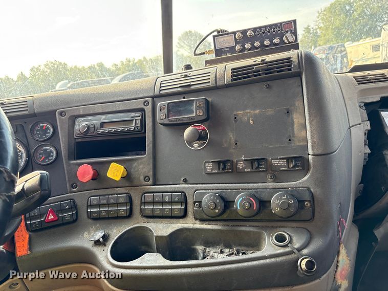 image for item YA0988 2016 Freighliner Cascadia 125 semi truck