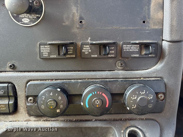 image for item YA0988 2016 Freighliner Cascadia 125 semi truck