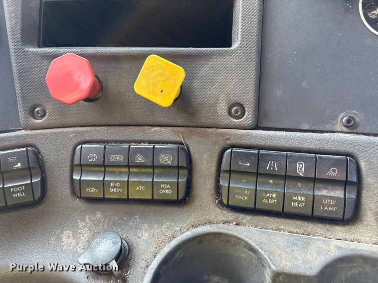 image for item YA0988 2016 Freighliner Cascadia 125 semi truck