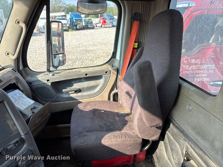 image for item YA0988 2016 Freighliner Cascadia 125 semi truck