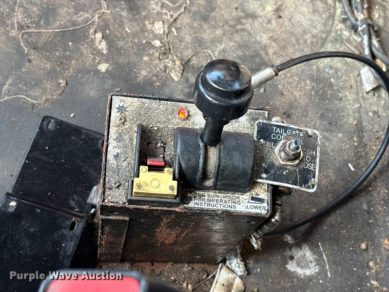 image for item YA0988 2016 Freighliner Cascadia 125 semi truck