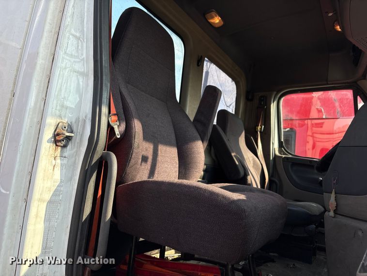 image for item YA0988 2016 Freighliner Cascadia 125 semi truck