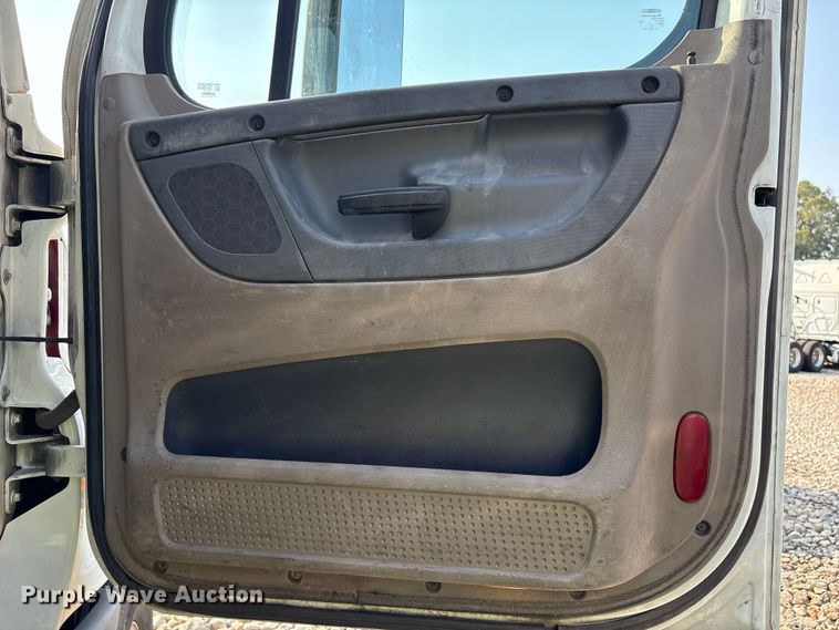 image for item YA0988 2016 Freighliner Cascadia 125 semi truck