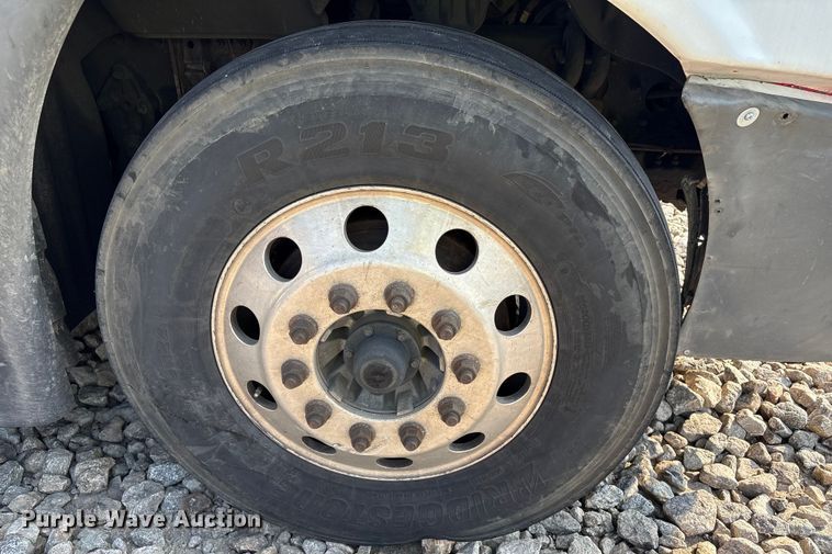 image for item YA0988 2016 Freighliner Cascadia 125 semi truck