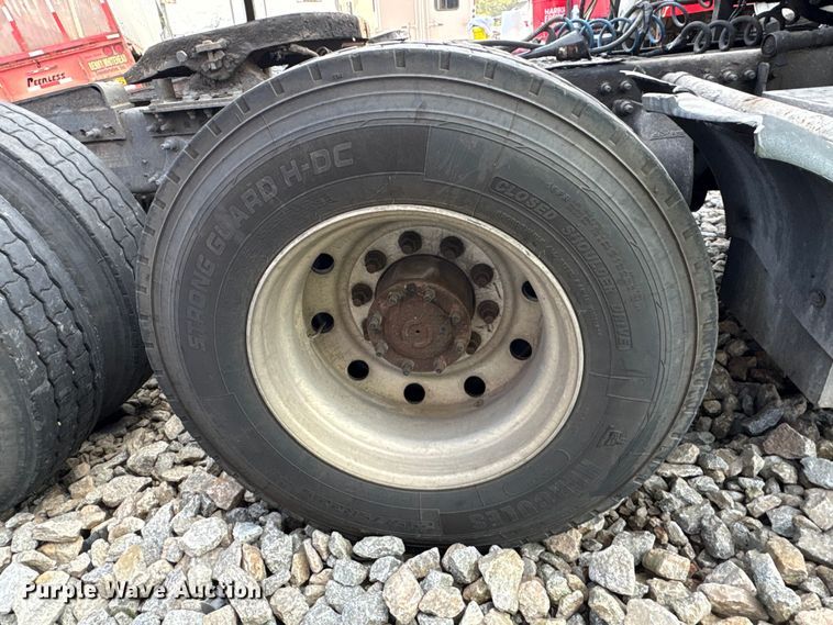 image for item YA0988 2016 Freighliner Cascadia 125 semi truck