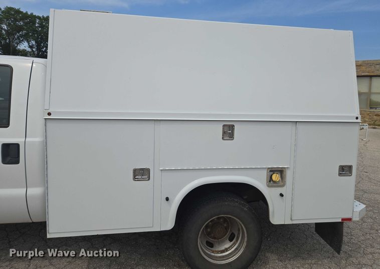 image for item DE2212 2016 Ford F350 Super Duty Crew Cab utility bed pickup truck