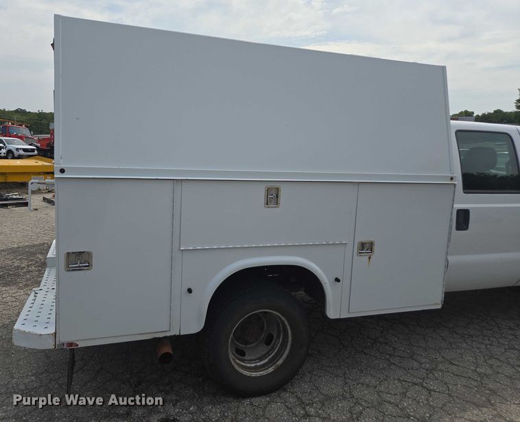 image for item DE2212 2016 Ford F350 Super Duty Crew Cab utility bed pickup truck