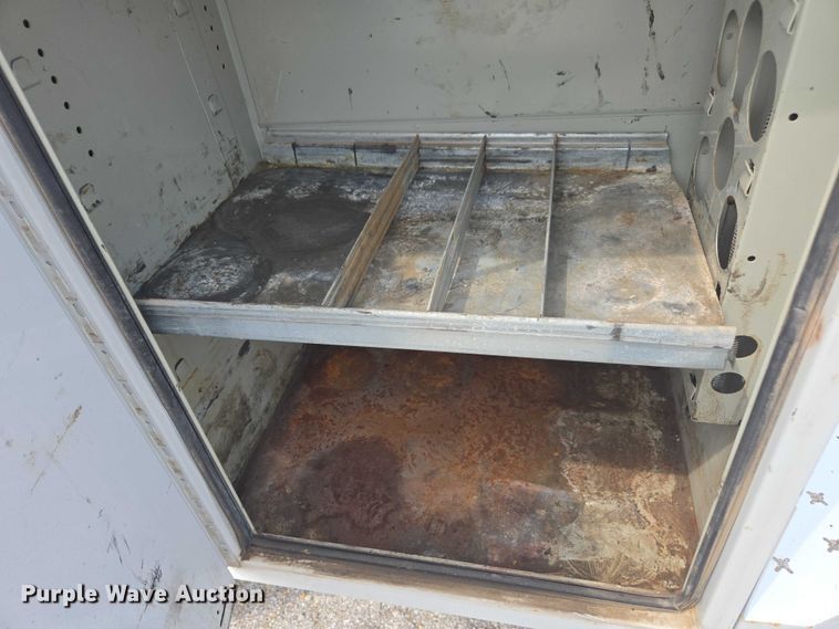 image for item DE2212 2016 Ford F350 Super Duty Crew Cab utility bed pickup truck