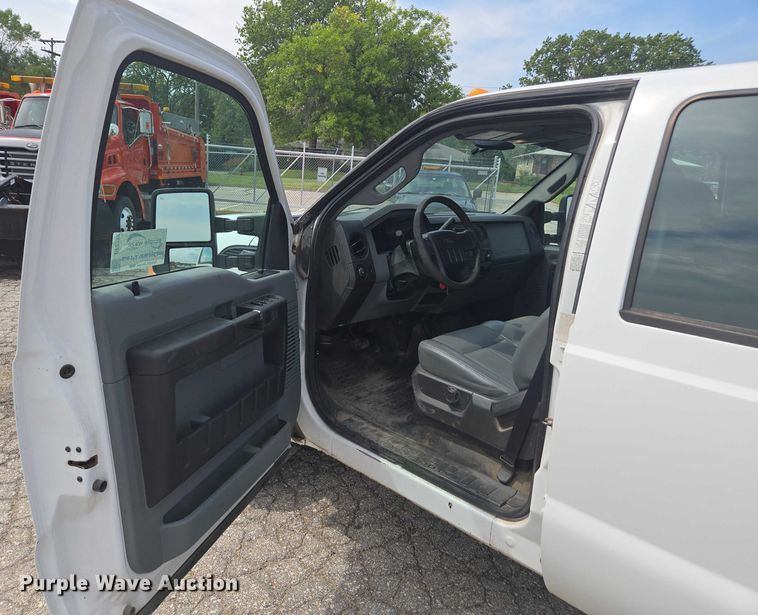 image for item DE2212 2016 Ford F350 Super Duty Crew Cab utility bed pickup truck