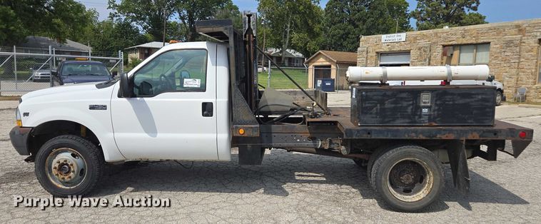 image for item DE2214 2003 Ford F450 Super Duty flatbed truck