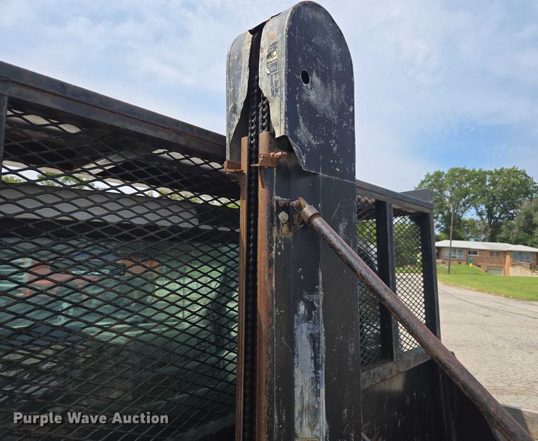 image for item DE2214 2003 Ford F450 Super Duty flatbed truck