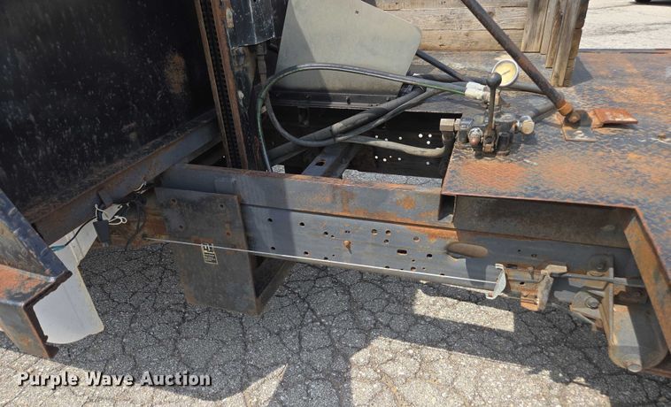 image for item DE2214 2003 Ford F450 Super Duty flatbed truck