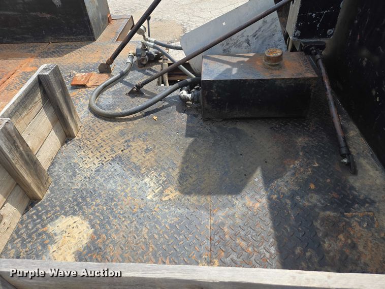 image for item DE2214 2003 Ford F450 Super Duty flatbed truck