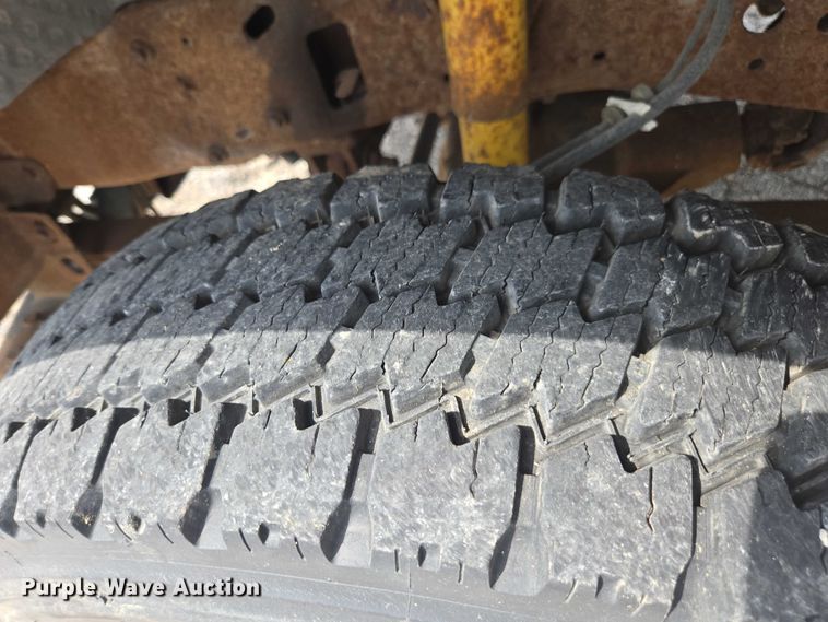 image for item DE2214 2003 Ford F450 Super Duty flatbed truck