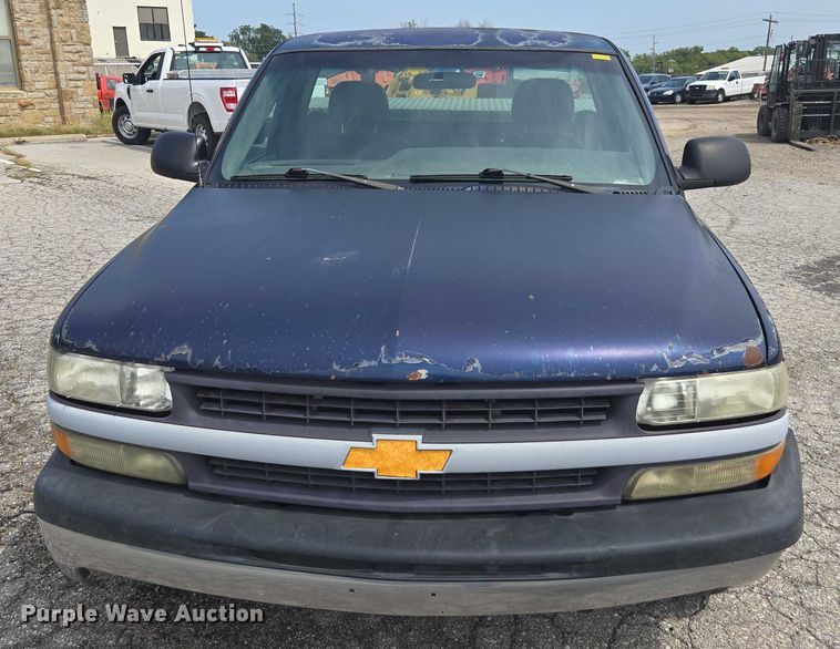 image for item DE2215 2002 Chevrolet Silverado 1500 pickup truck