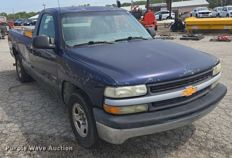 image for item DE2215 2002 Chevrolet Silverado 1500 pickup truck