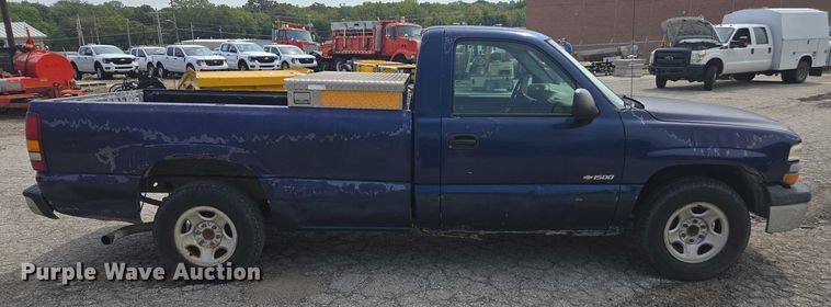 image for item DE2215 2002 Chevrolet Silverado 1500 pickup truck