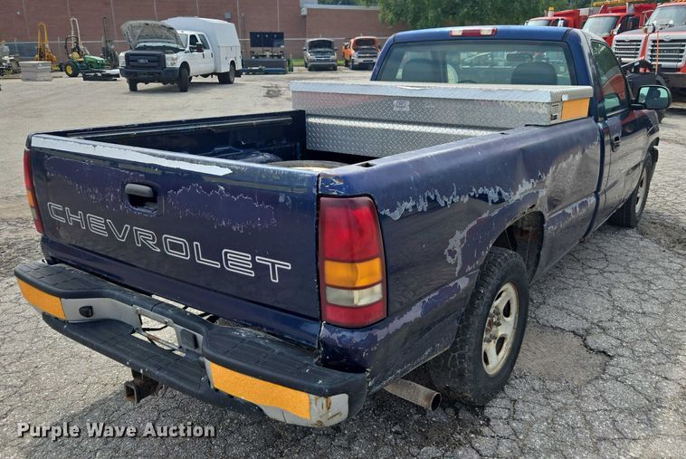 image for item DE2215 2002 Chevrolet Silverado 1500 pickup truck