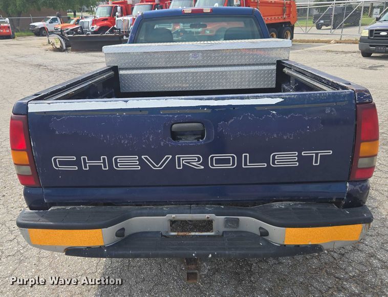 image for item DE2215 2002 Chevrolet Silverado 1500 pickup truck