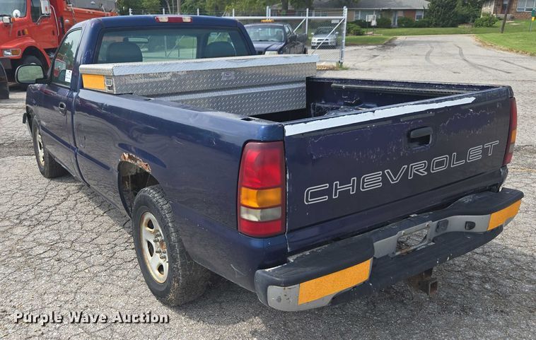 image for item DE2215 2002 Chevrolet Silverado 1500 pickup truck