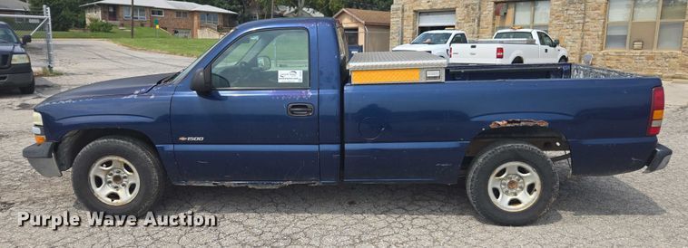 image for item DE2215 2002 Chevrolet Silverado 1500 pickup truck