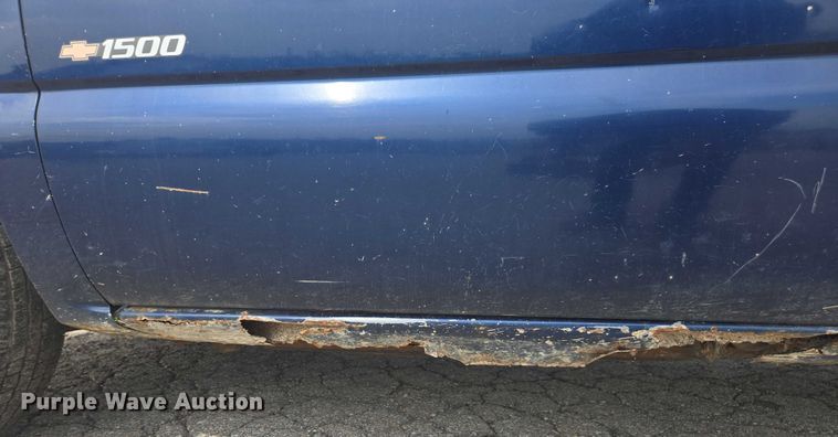 image for item DE2215 2002 Chevrolet Silverado 1500 pickup truck