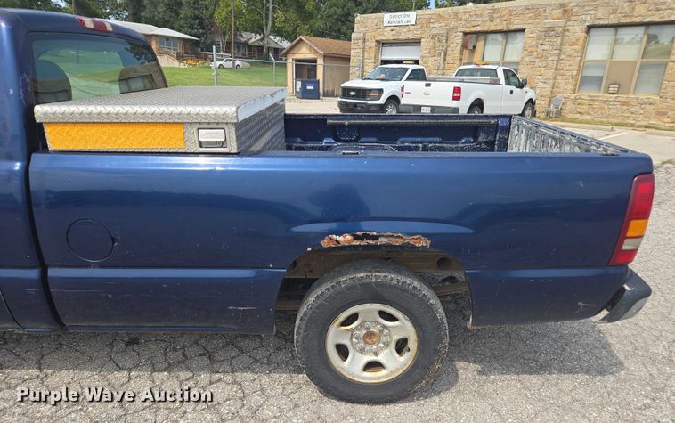 image for item DE2215 2002 Chevrolet Silverado 1500 pickup truck