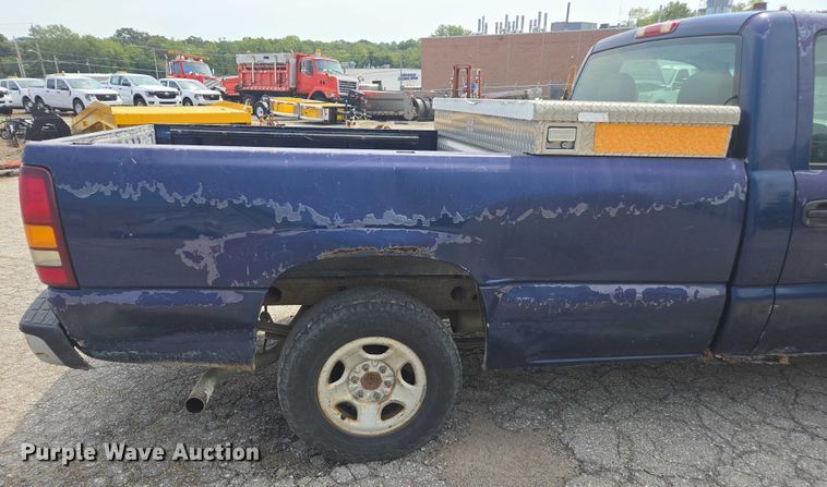 image for item DE2215 2002 Chevrolet Silverado 1500 pickup truck