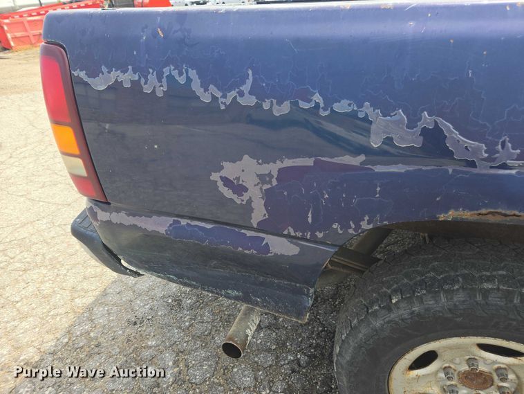 image for item DE2215 2002 Chevrolet Silverado 1500 pickup truck