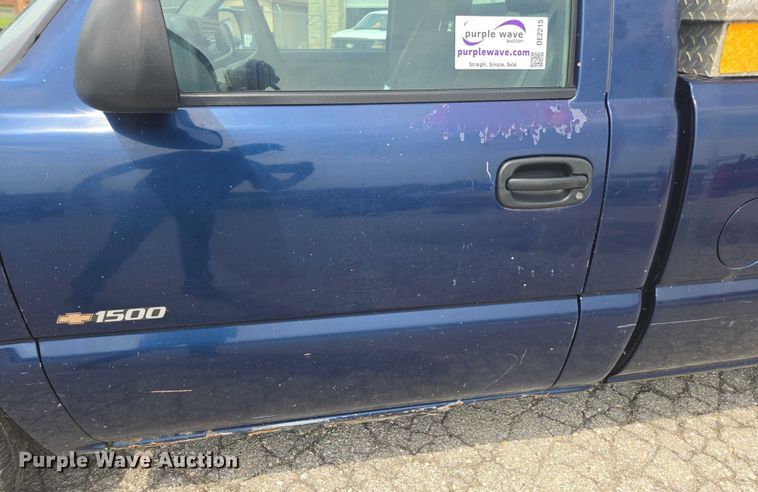 image for item DE2215 2002 Chevrolet Silverado 1500 pickup truck