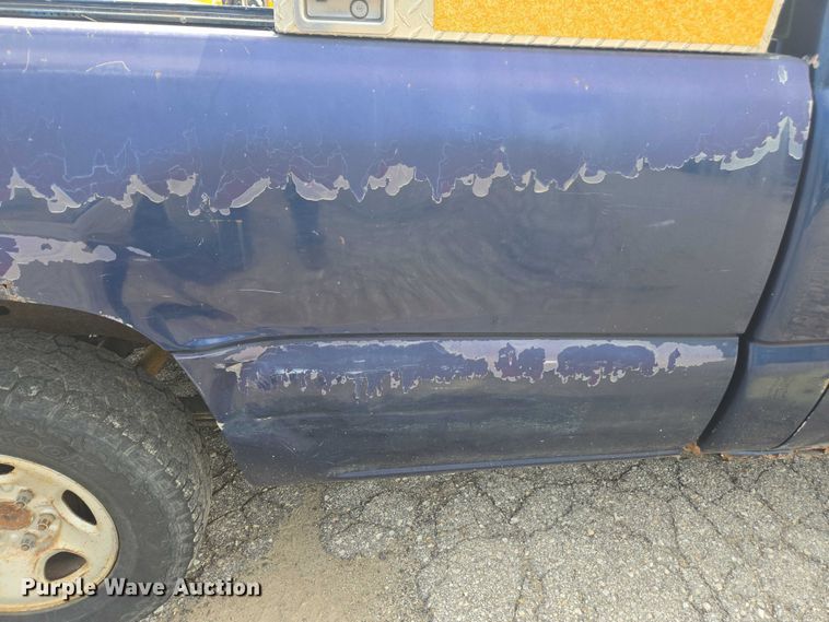 image for item DE2215 2002 Chevrolet Silverado 1500 pickup truck