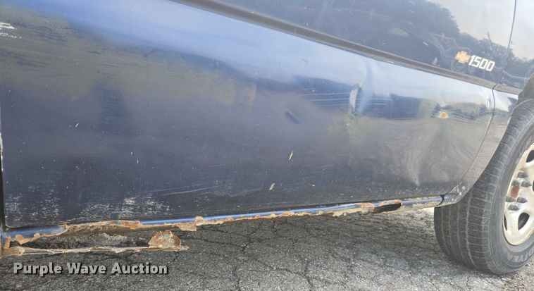 image for item DE2215 2002 Chevrolet Silverado 1500 pickup truck