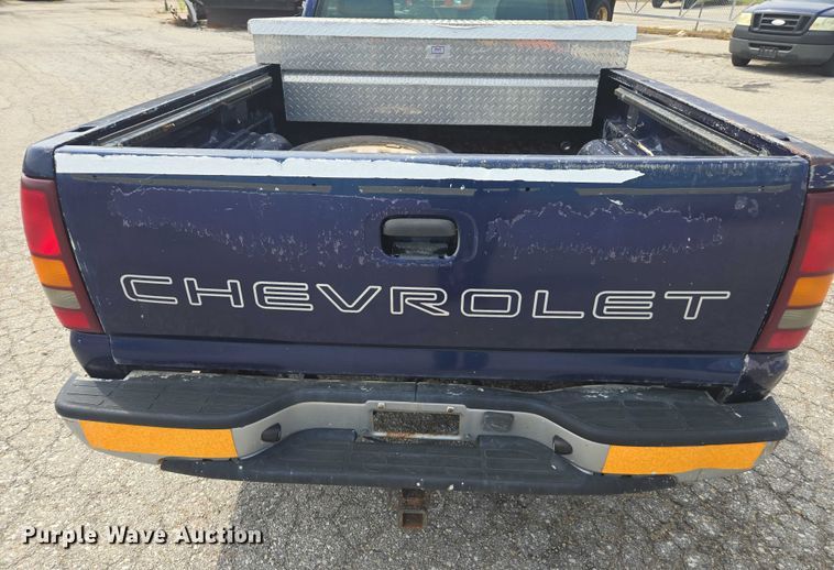 image for item DE2215 2002 Chevrolet Silverado 1500 pickup truck