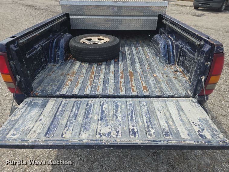 image for item DE2215 2002 Chevrolet Silverado 1500 pickup truck