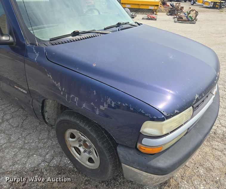 image for item DE2215 2002 Chevrolet Silverado 1500 pickup truck