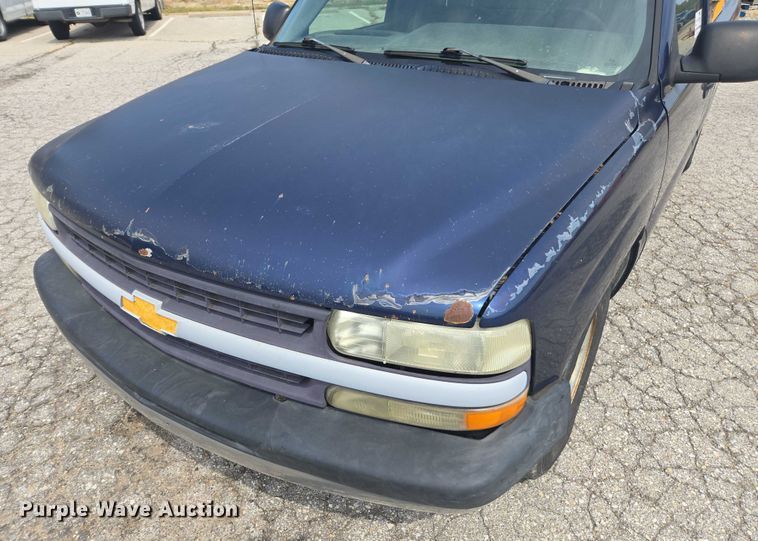 image for item DE2215 2002 Chevrolet Silverado 1500 pickup truck
