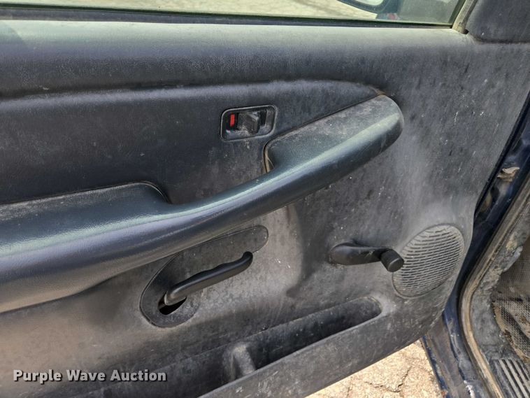 image for item DE2215 2002 Chevrolet Silverado 1500 pickup truck