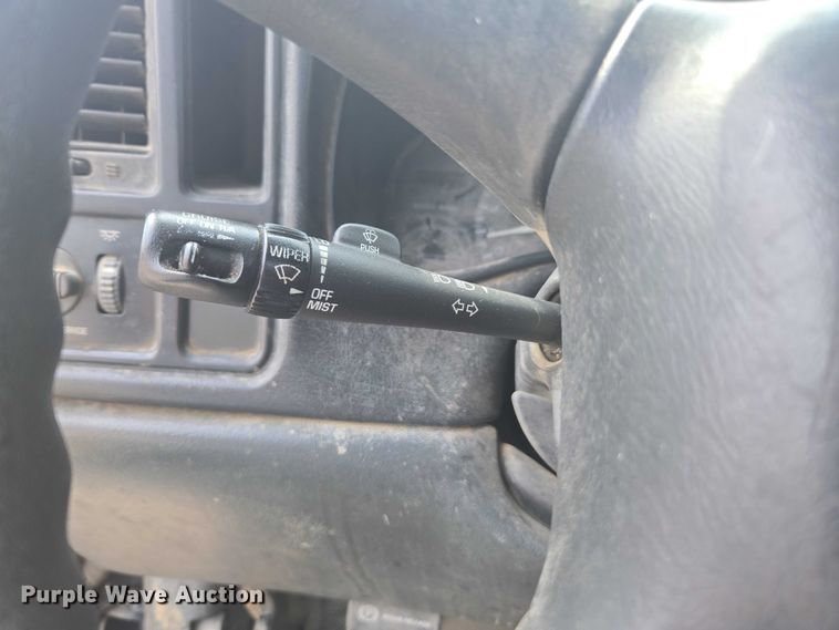 image for item DE2215 2002 Chevrolet Silverado 1500 pickup truck