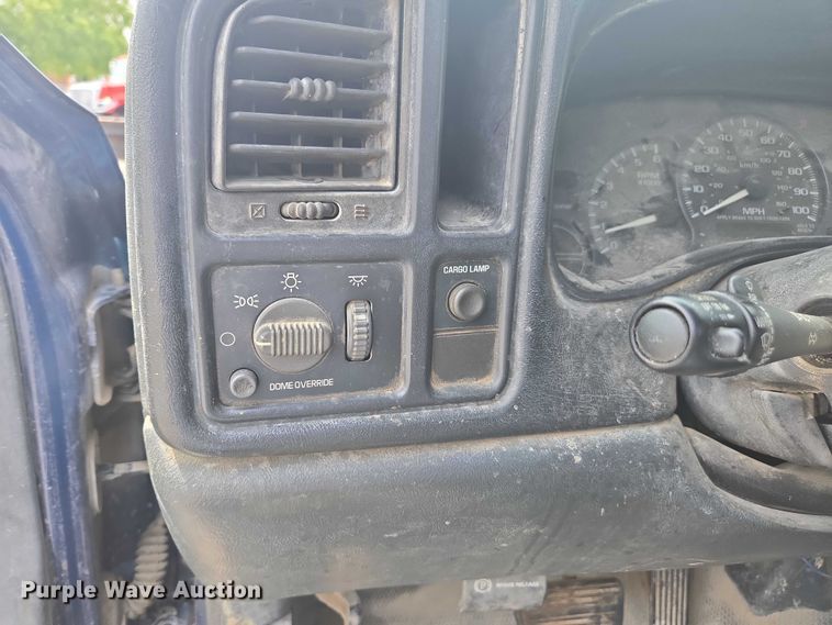 image for item DE2215 2002 Chevrolet Silverado 1500 pickup truck