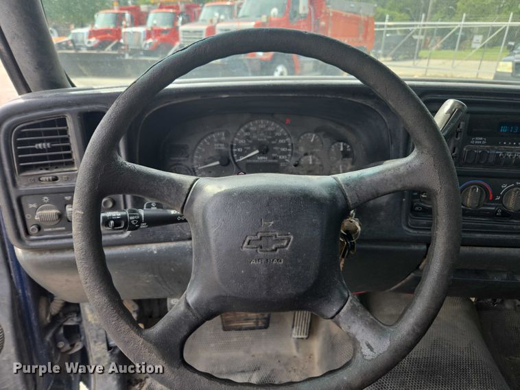 image for item DE2215 2002 Chevrolet Silverado 1500 pickup truck