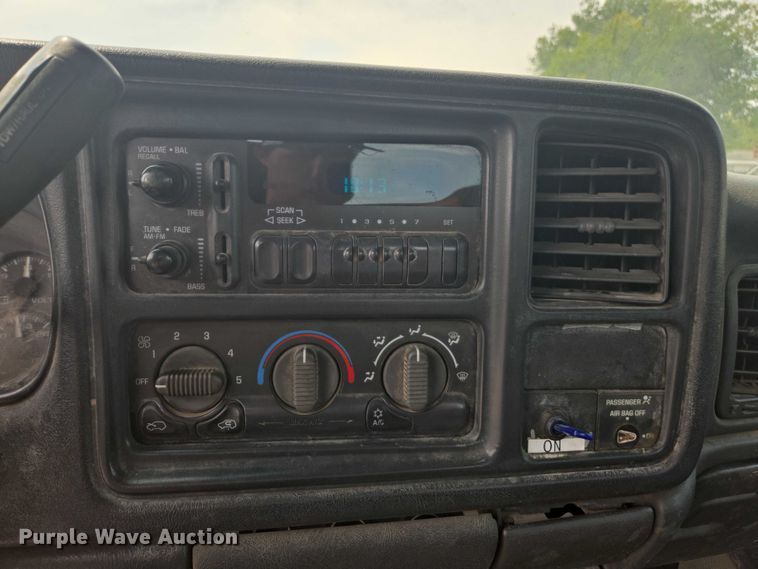 image for item DE2215 2002 Chevrolet Silverado 1500 pickup truck