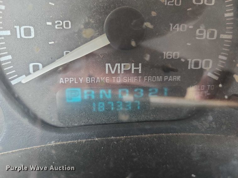 image for item DE2215 2002 Chevrolet Silverado 1500 pickup truck