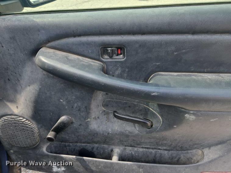 image for item DE2215 2002 Chevrolet Silverado 1500 pickup truck