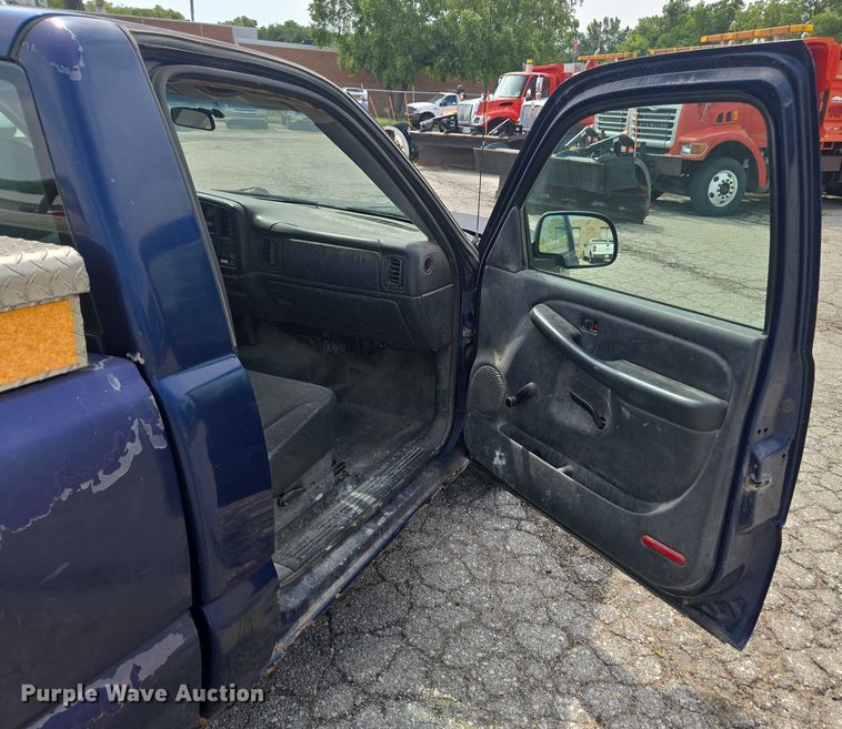 image for item DE2215 2002 Chevrolet Silverado 1500 pickup truck